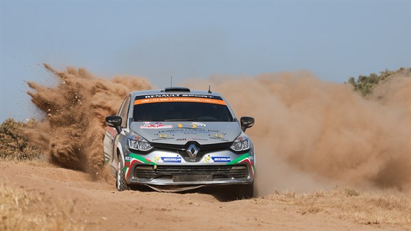Renault Sport - Car driving over a dune