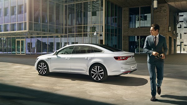 Renault Talisman in urban environment