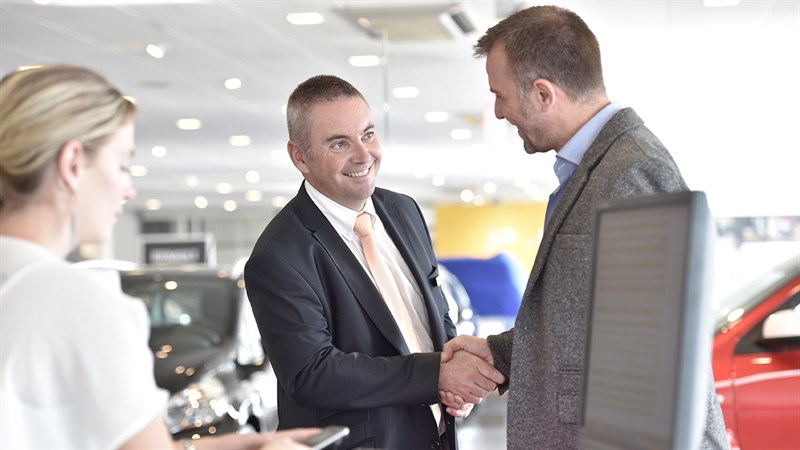 Renault Services - Business Clients shake hands with the salesman