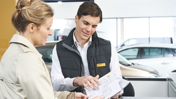 Renault Confidence - An expert advising a customer