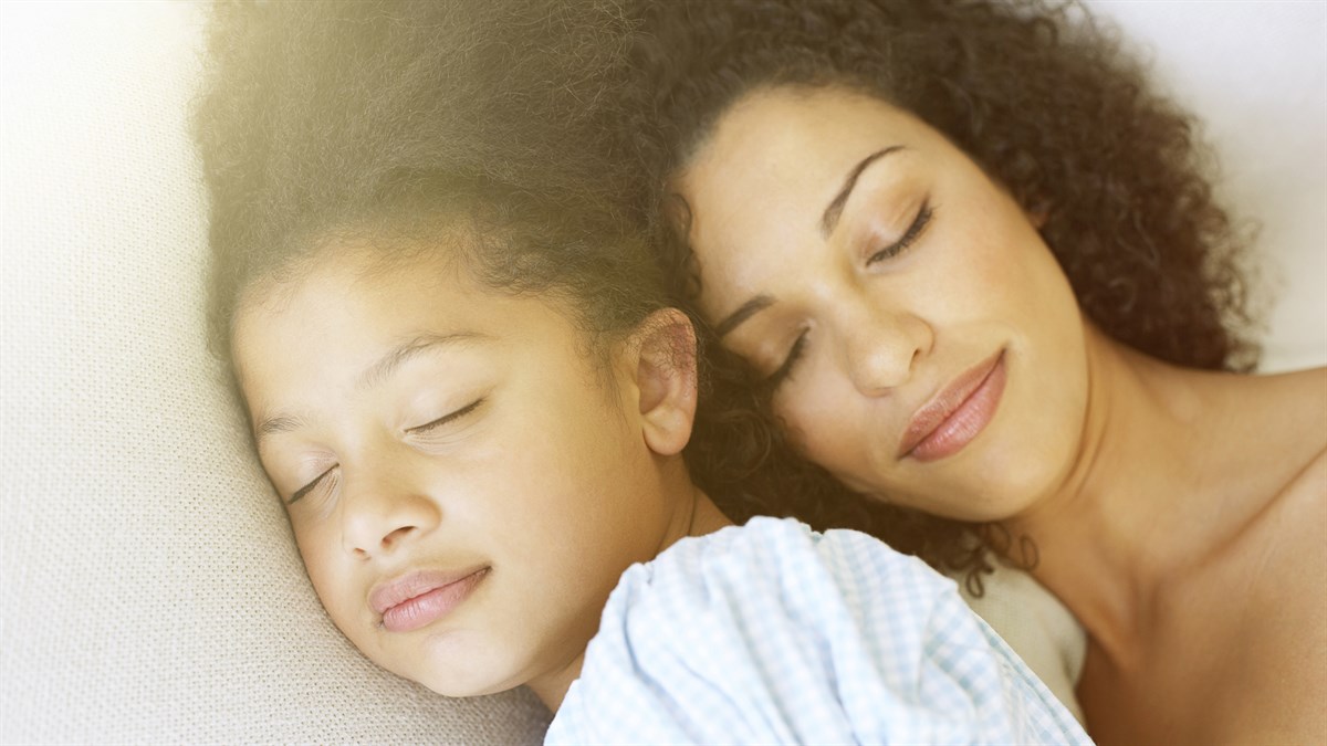 Renault Confidence - A woman and her daughter sleeping peacefully