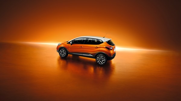 Renault Service - Bicolor Captur on orange background